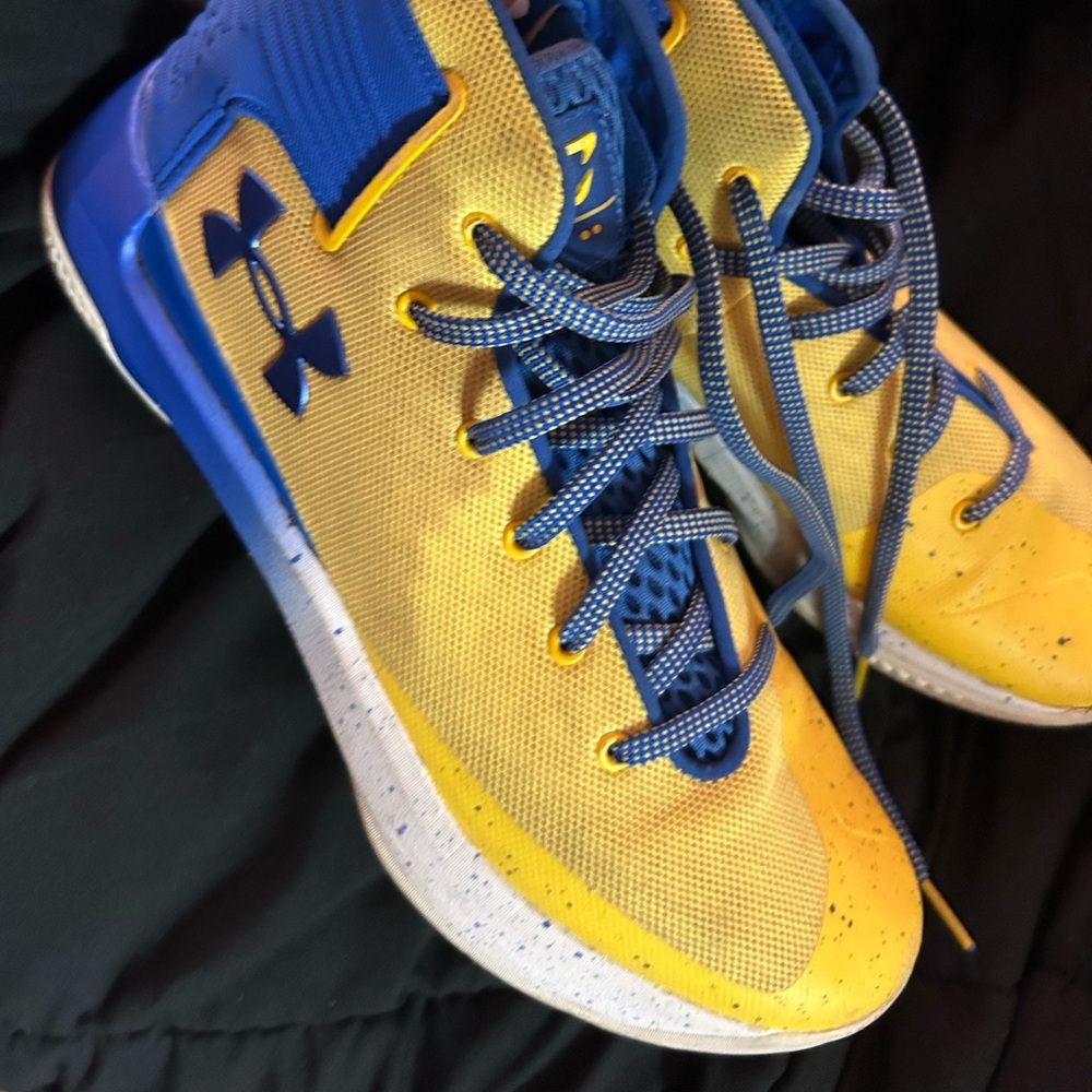 under armour (Stephen curry basketball men shoes color yellow and blue
